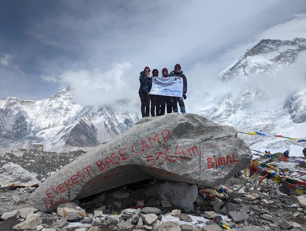Eccoci in posa per una foto con l’Himalaya sullo sfondo.